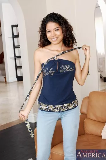 Улыбчивая кудрявая латинка с сексуальным стройным телом Carmella Woods позирует обнаженной и насаживается на член