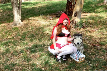 Наивная "Красная шапочка" Nikki Rhodes отдается в лесу