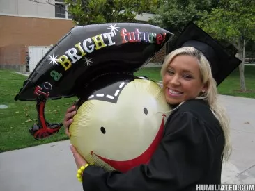 Блондинка в униформе Kacey Jordan получает секс с членом и игрушками, а потом унизительное семяизвержение на лицо