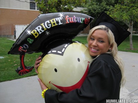 Блондинка в униформе Kacey Jordan получает секс с членом и игрушками, а потом унизительное семяизвержение на лицо