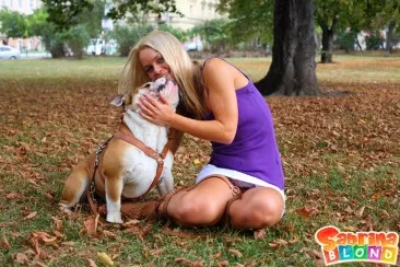 Адски возбужденный негр трахает куколку-подростка Sabrina Blond в ванной