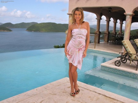 Carli Banks с розовой бритой пизденкой широко раздвинула свои ножки около бассейна