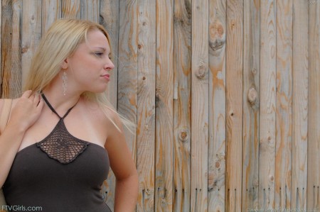 Аппетитная блондинка-подросток Crystal FTV засовывает большие предметы в свою разработанную киску