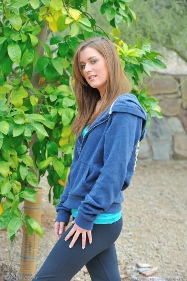 Улыбчивая шатенка Hayley Hanes обнажается и показывает свои интимные части тела на улице