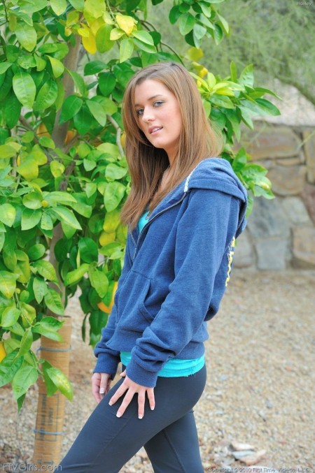 Улыбчивая шатенка Hayley Hanes обнажается и показывает свои интимные части тела на улице