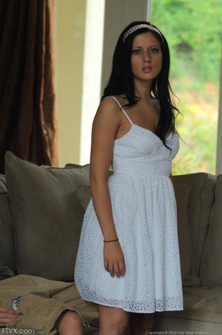 Черноволосая Loren FTV с голубыми глазами получает крепкий член в свою мокрую, бритую киску