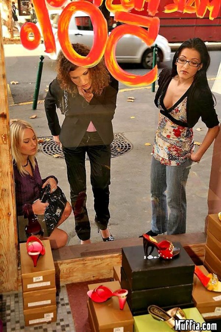 Длинноногая Anna Mary трахается в киску после того, как парни развлеклись с ее ножками