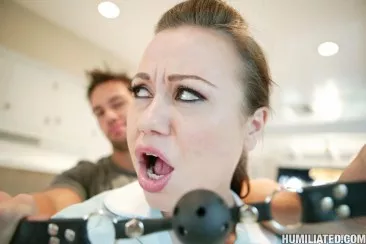 Стройная Gioia Biel сорвала белые колготки и черные трусики и трахается как бешеная