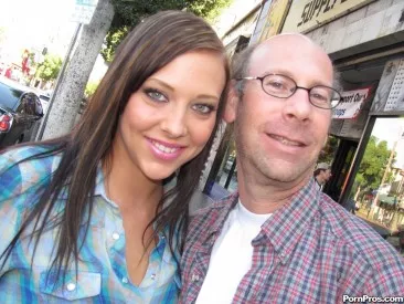 Старый мужик в очках засовывает свой мясистый член в бритую, молодую киску Ivy Winters