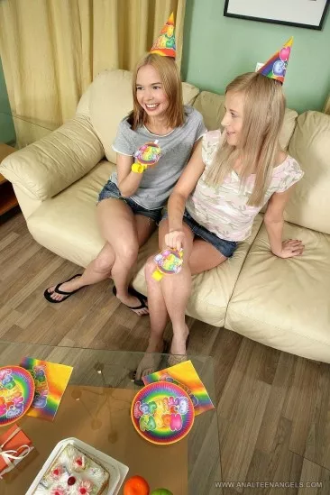 Игривые блондинки-подростки Laura Shirley и Claire празднуют день рождения анальным сексом