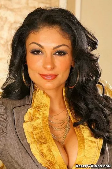 Кудрявая грудастая арабская красавица Persia Pele снимает свой офисный костюм и идет на хуй