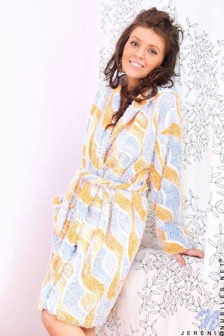 Милая брюнетка-подросток Jereni Nubiles дает члену трахнуть свою сексуальную, гладкую киску