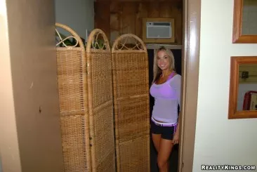 Спортивная мамаша Allison Evans трахается в киску в спортзале