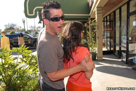 Большегрудая латинская шлюха Charley Chase в красном платье и белых трусиках трахается и получает подарок