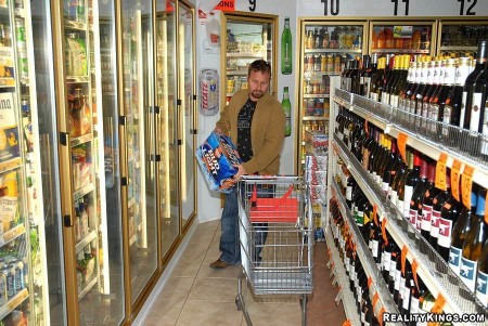 Сексапильная мамаша India Summer в красном платье и черных трусиках трахается после бокала вина