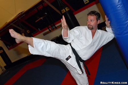 Крутая грудастая мамуля Morgan Ray пробует карате, а потом жестко трахается на своей кушетке