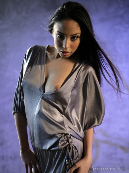 Экзотичная красотка в сапожках Alexis Love снимает свое серебристое платье и черные трусики