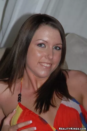 Шатенка Krissy Madison выставила напоказ свою тугую безволосую пизду, а потом поеблась