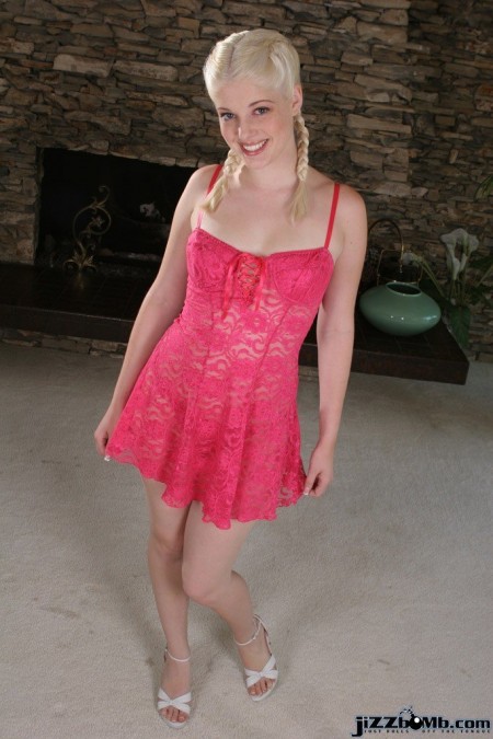 Куколка с маленькой грудью Charlotte Stokely снимает красное белье и дает трахнуть свою розовую киску