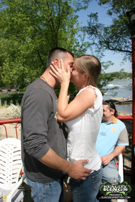 Большегрудая красотка Rita Faltoyano сосет два члена и принимает их в жопу