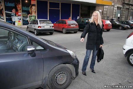 Сняв свое шикарное белье и порвав колготки, Winnie отдается двум мужчинам и оказывается покрыта спермой