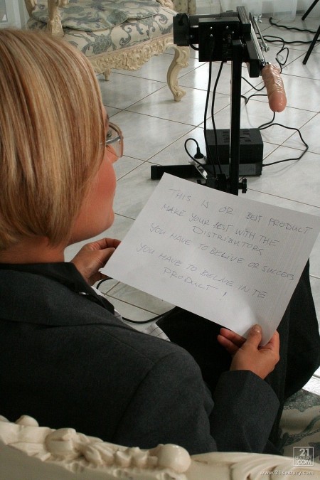 Светловолосая офисная шлюшка Szilvia Lauren трахается за кадром с несколькими парнями