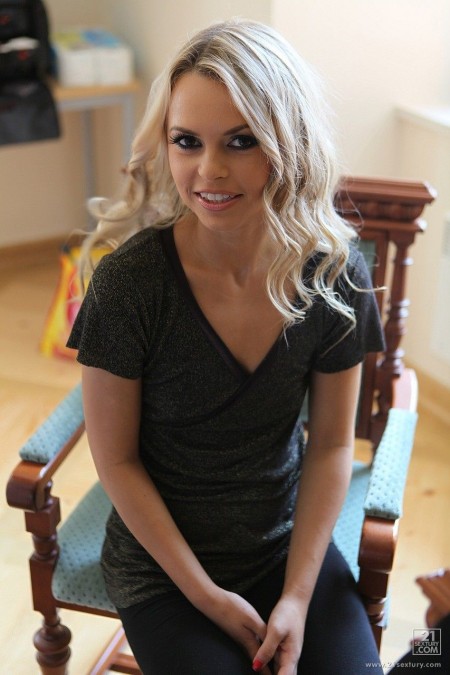 Сексуальную малышку с мальчишескими титьками Sabrina Blond обрабатывают сразу два члена в две дырки