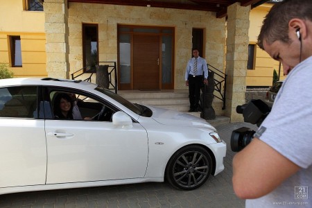 Закулисье с участием куколки со смоляными волосами Soraha, трахающейся с двумя мужиками