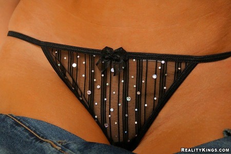 Горячая блондинка Brynn Tyler снимает свое нижнее белье и получает трах в киску и ротик