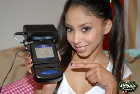 Сексуальная малолетка Alexis Love с косичками оседлала член, а потом скушала свежую сперму