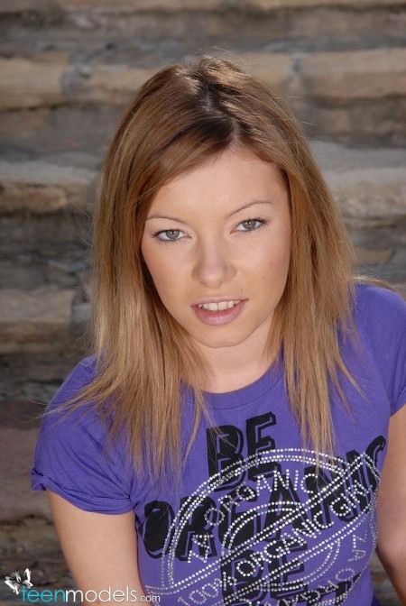 Подросток Donna Bell воткнула четыре пальца в свою жопу после того как сняла желтые шортики