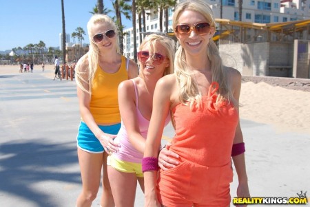 Подросток Dylan Riley со своими подружками работают язычками с кисками как сумасшедшие