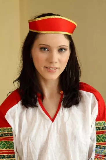 Худая брюнетка Aspen Richardsen любит показывать свою киску и позировать в красных чулках