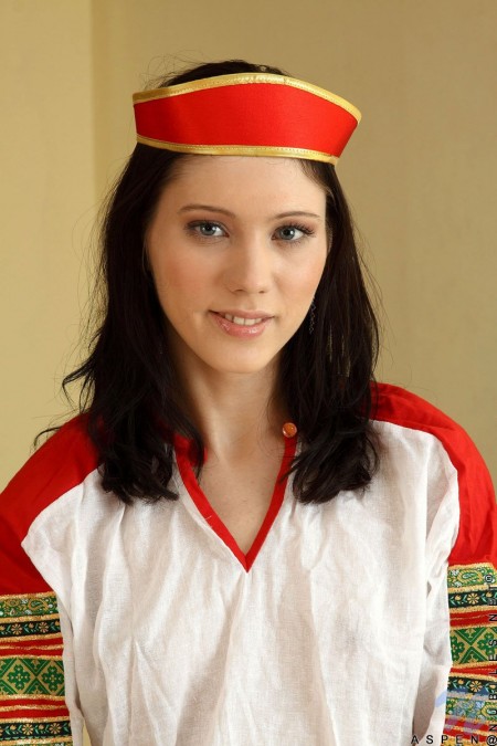 Худая брюнетка Aspen Richardsen любит показывать свою киску и позировать в красных чулках