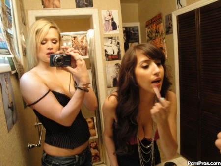 Малолетки April ONeil и Heather Starlet полируют друг дружку, а потом трахаются с грубым парнем