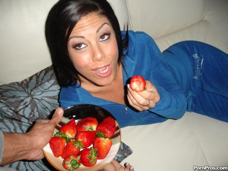 Закорелая худая брюнетка Eva Ellington трахается в свою узкую голодную киску