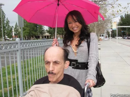 Шлюшка-подросток с темными волосами Jesse Jordan скачет на зрелом члене после минета