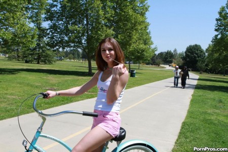 Рыжую малышку Kasey Chase дерет в глотку массивный член