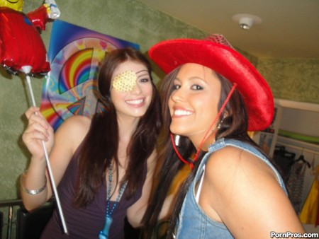 Страстная Taisa Banx с подружкой сосут и ебутся с одним возбужденным членом