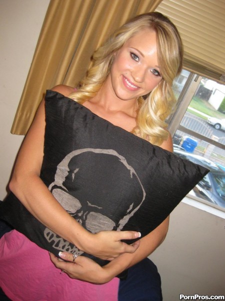 Этот большой член исчез в горячем ротике блондинки Teagan Summers