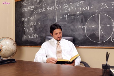 Хорошо обеспеченной блондинке Shyla Stylez трахают ее похотливую киску на учительском столе