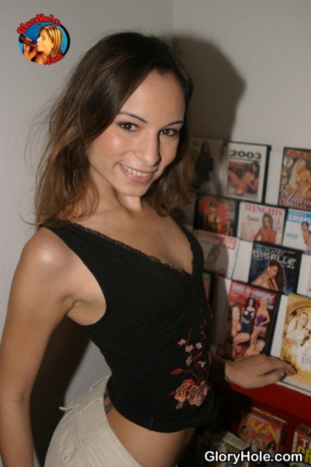 Мелкогрудая брюнетка Amber Rayne облизывает сперму после отсоса черного хуя в стене