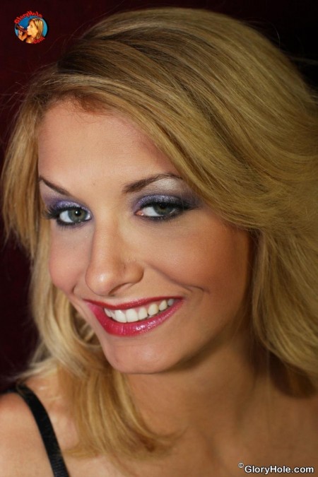 Daphne Flor дает огромному черному члену из дырки после секса забрызгать все лицо спермой