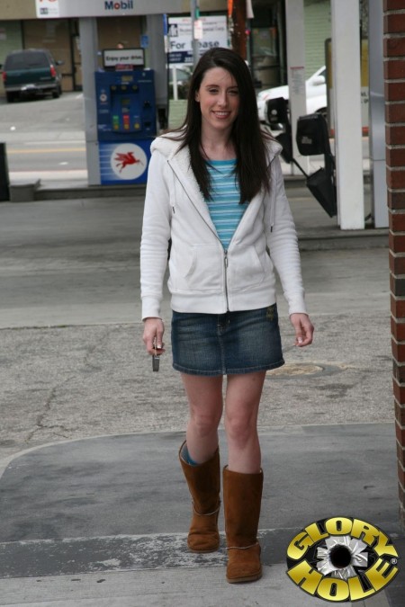 Стройная темноволосая шлюха в сапожках Janie Jones принимает большой темный член в свою узкую дырку через стену