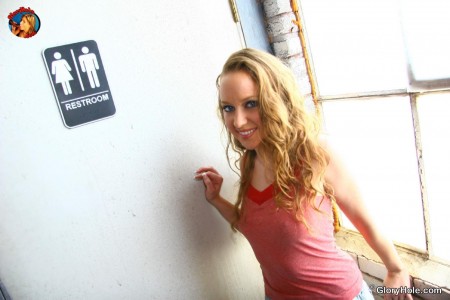 Leighlani Red показывает свою киску и делает межрассовый минет сидя в туалете