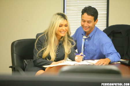 Сисястая секретарша Jenna Cruz соблазнила босса на грязное офисное порево