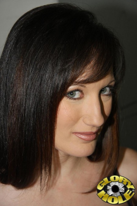 Большегрудая Stephanie Wylde наслаждается черным хреном в своей киске у стены