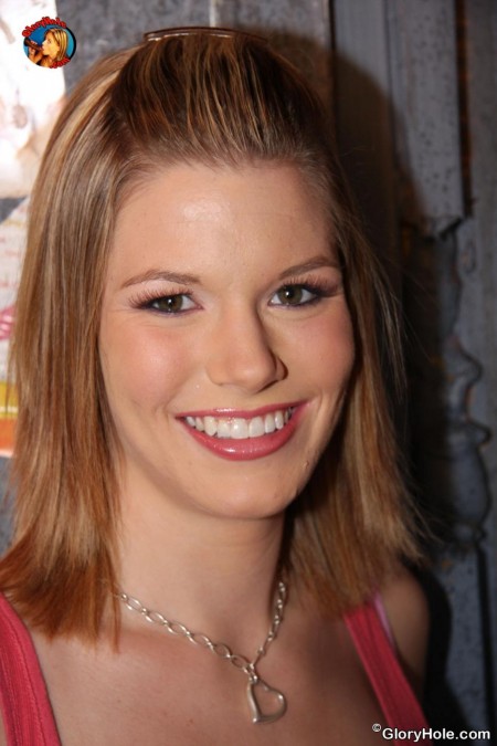 Милашка Tori Page трахается в свою узкую лысую киску с черным членом через дыру в стене