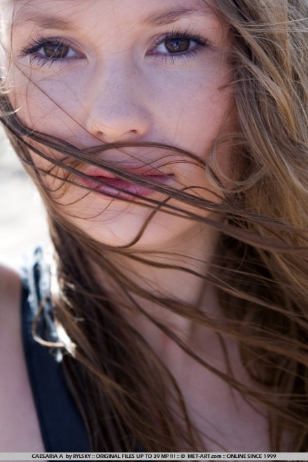 Развратная Caesaria A в короткой юбке, показывает киску