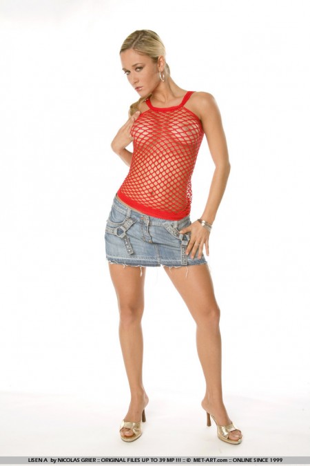 Грудастая Carmen Cocks снимает красный топ-сеточку и синюю джинсовую мини-юбку